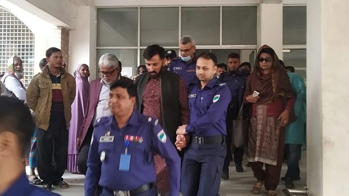 আদালত প্রাঙ্গণে সাতক্ষীরার পৌর মেয়র তাজকিন আহমেদ চিশতী।