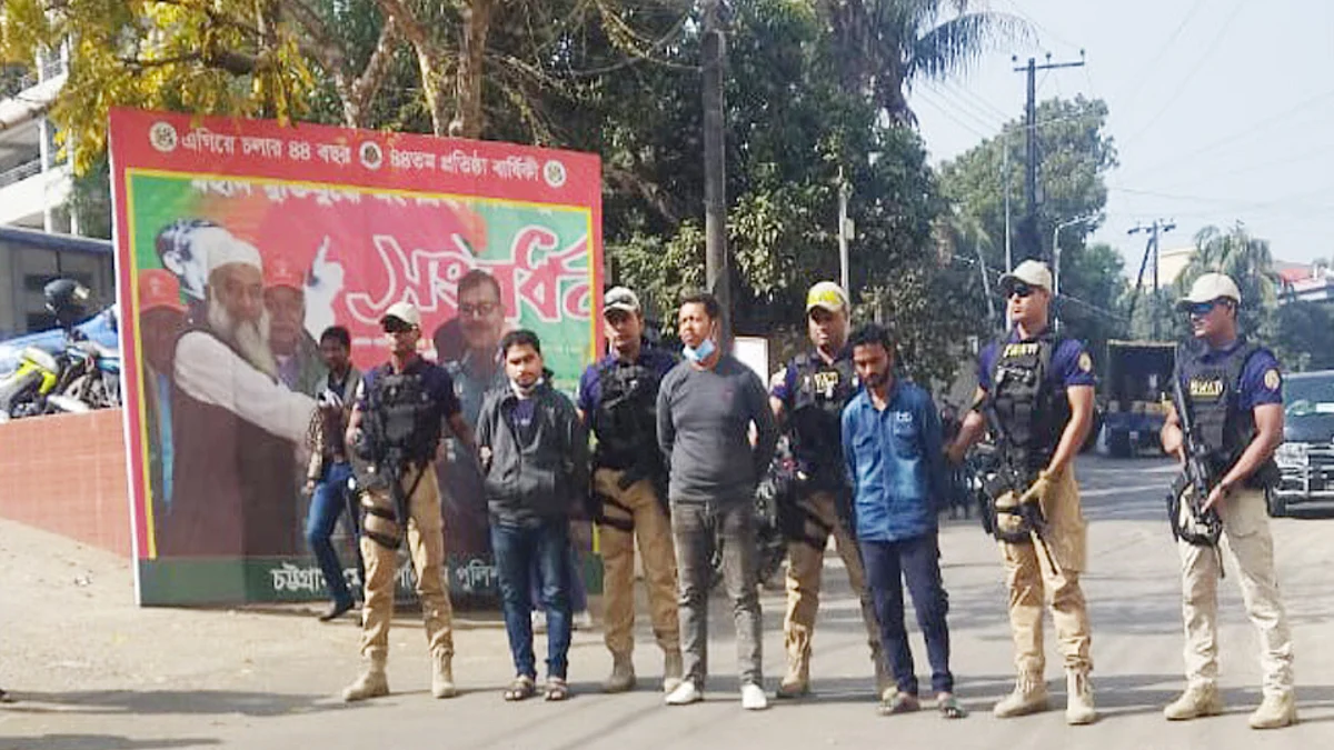 র্যাবের হাতে আটক জালিয়াত চক্রের ৪ সদস্য।