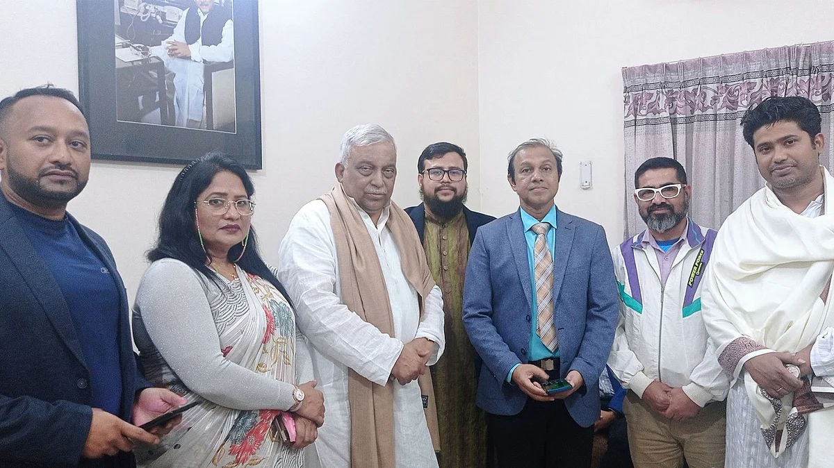 স্বরাষ্ট্রমন্ত্রী আসাদুজ্জামান খান কামালের সঙ্গে শান্ত-মারিয়াম ইউনিভার্সিটির ঊর্ধ্বতন কর্মকর্তারা।
