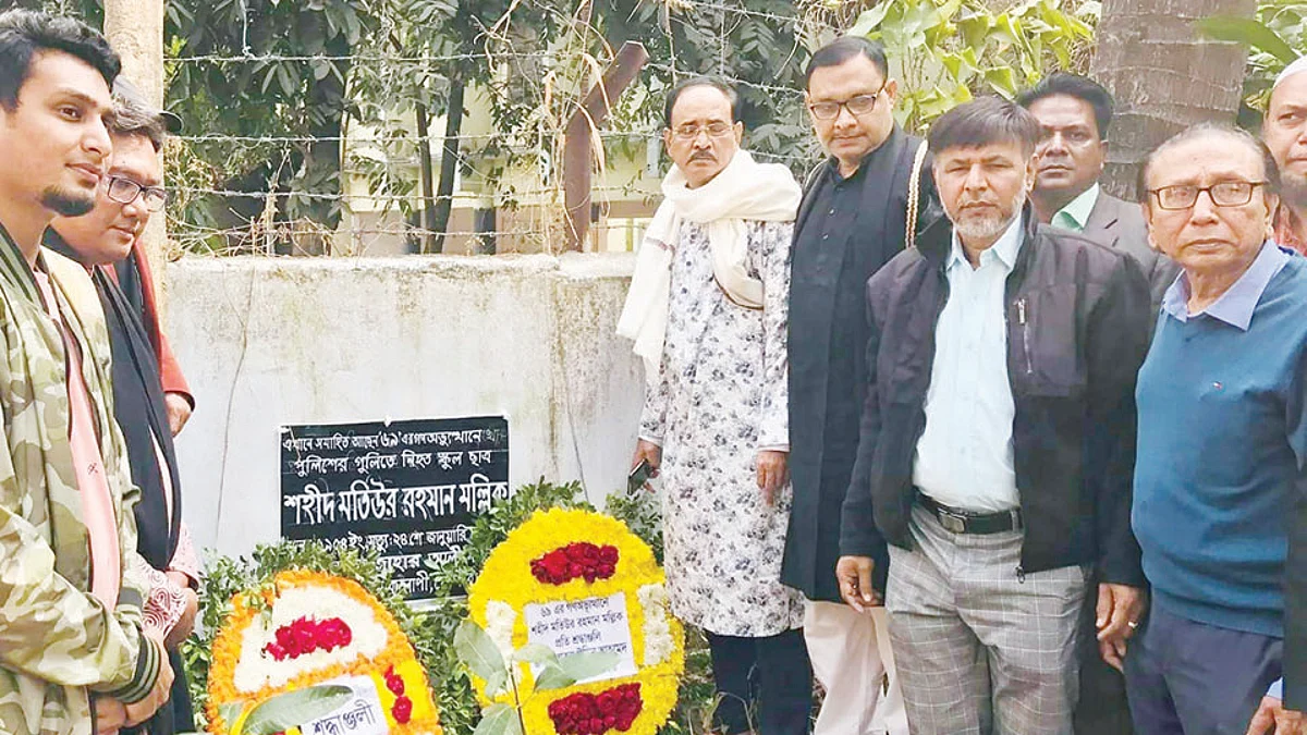 শহীদ মতিউরের কবরে নামফলক স্থাপনের পর ফুল দিয়ে শ্রদ্ধা জানানো হয়।