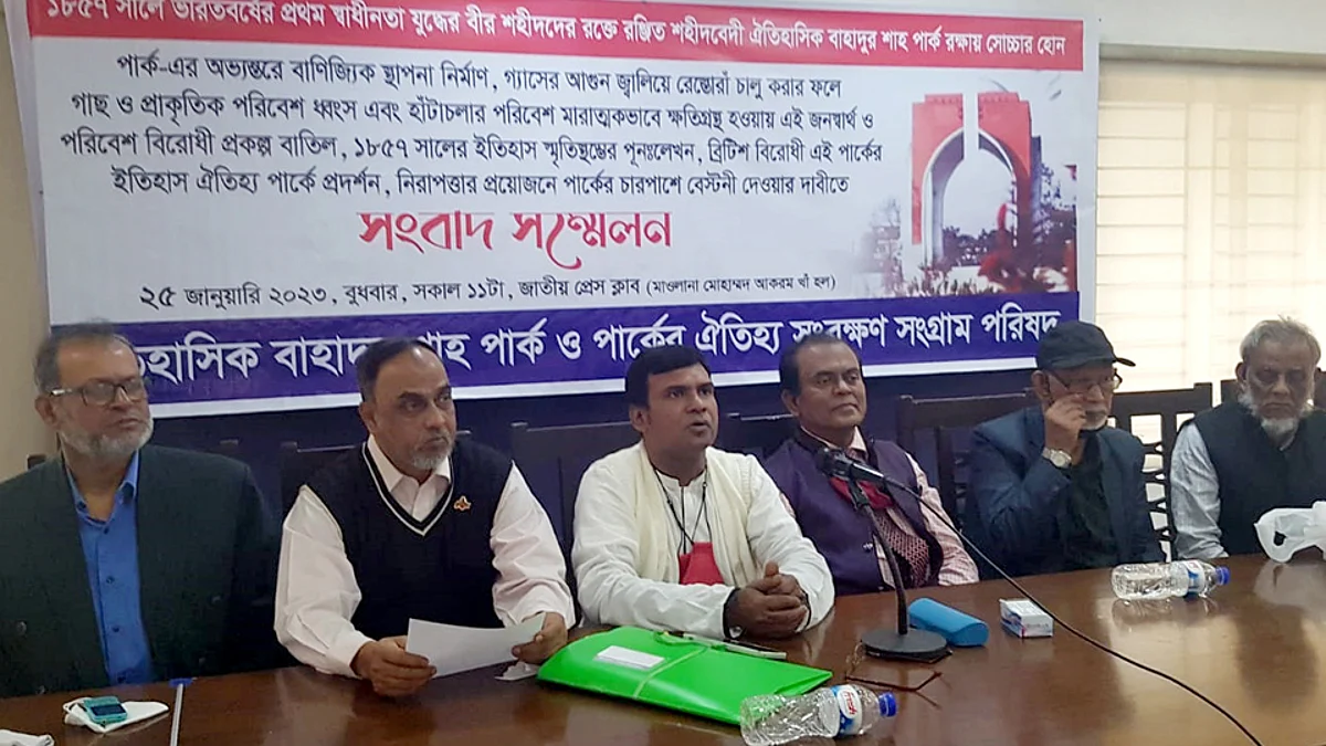 জাতীয় প্রেস ক্লাবে এক সংবাদ সম্মেলনে বক্তব্য দেন এলাকাবাসীরা।