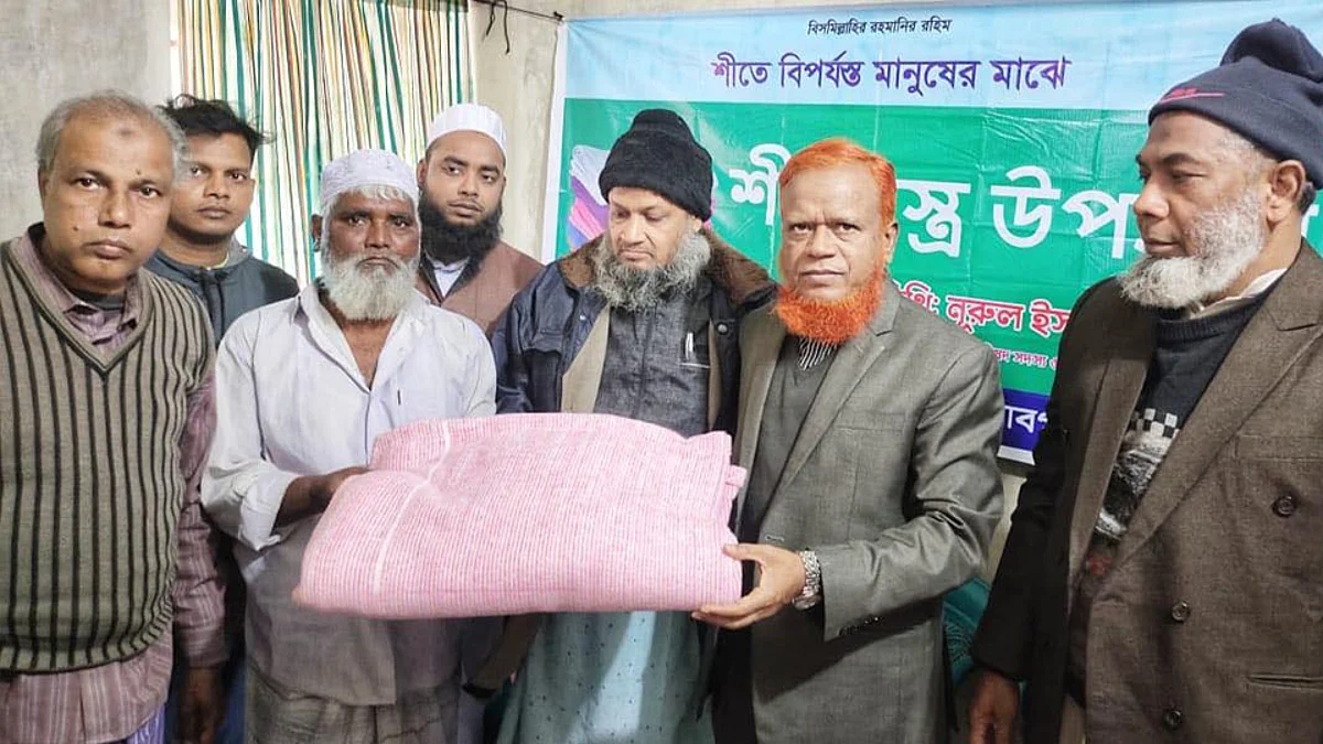 সোমবার চাঁপাইনবাবগঞ্জের অসহায় ও শীতার্ত মানুষের মাঝে শীতবস্ত্র বিতরণ করেন নূরুল ইসলাম বুলবুল।