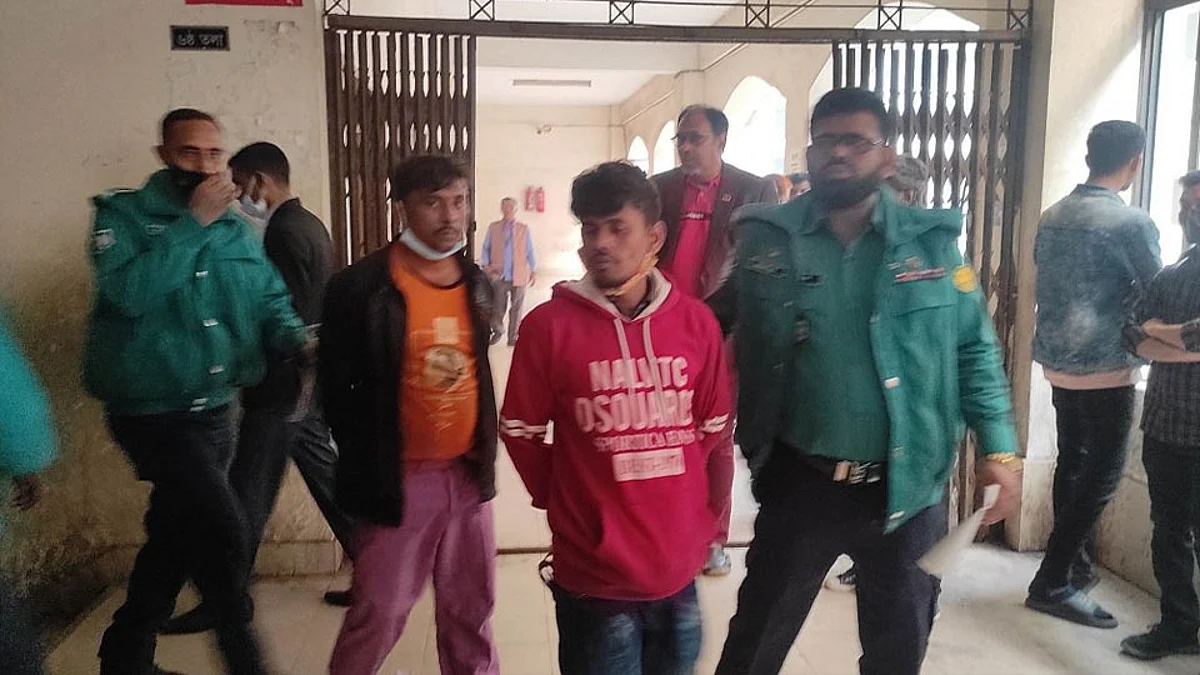 আদালতে পুলিশের হেফাজতে চালক ও তার সহকারী।