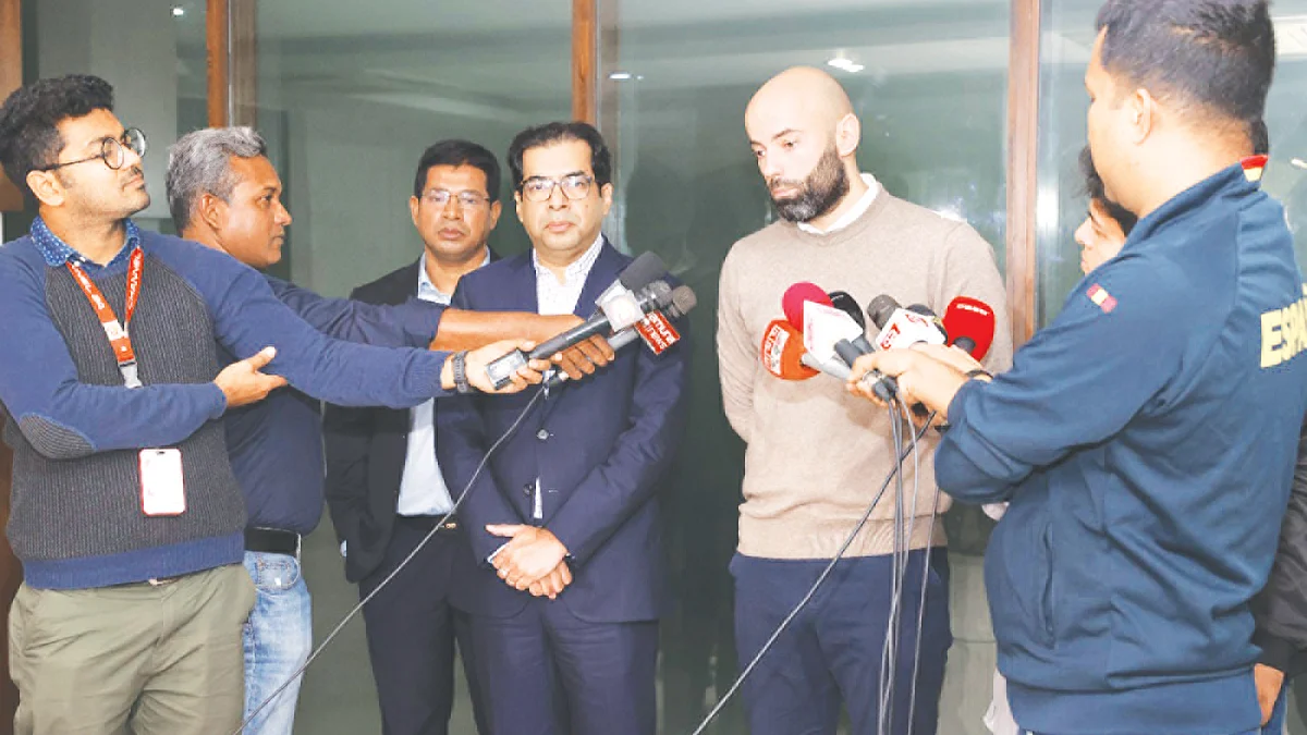 জাতীয় দলের প্রধান কোচ হাভিয়ের ক্যাবরেরার সঙ্গে আলোচনার পর ব্রিফ করছেন কাজী নাবিল আহমেদ।