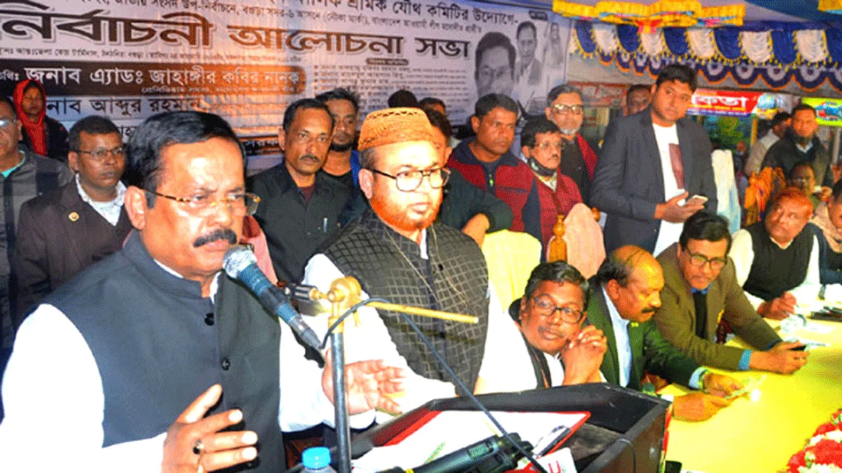 সড়ক পরিবহন মালিক শ্রমিক যৌথ কমিটির উদ্যোগে আয়োজিত আলোচনা সভায় বক্তব্য দিচ্ছেন জাহাঙ্গীর কবির নানক।