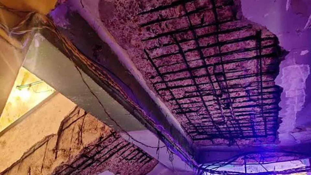 পলেস্তারা খসে পড়া চসিকের সেবক কলোনির ভবনের একাংশ।