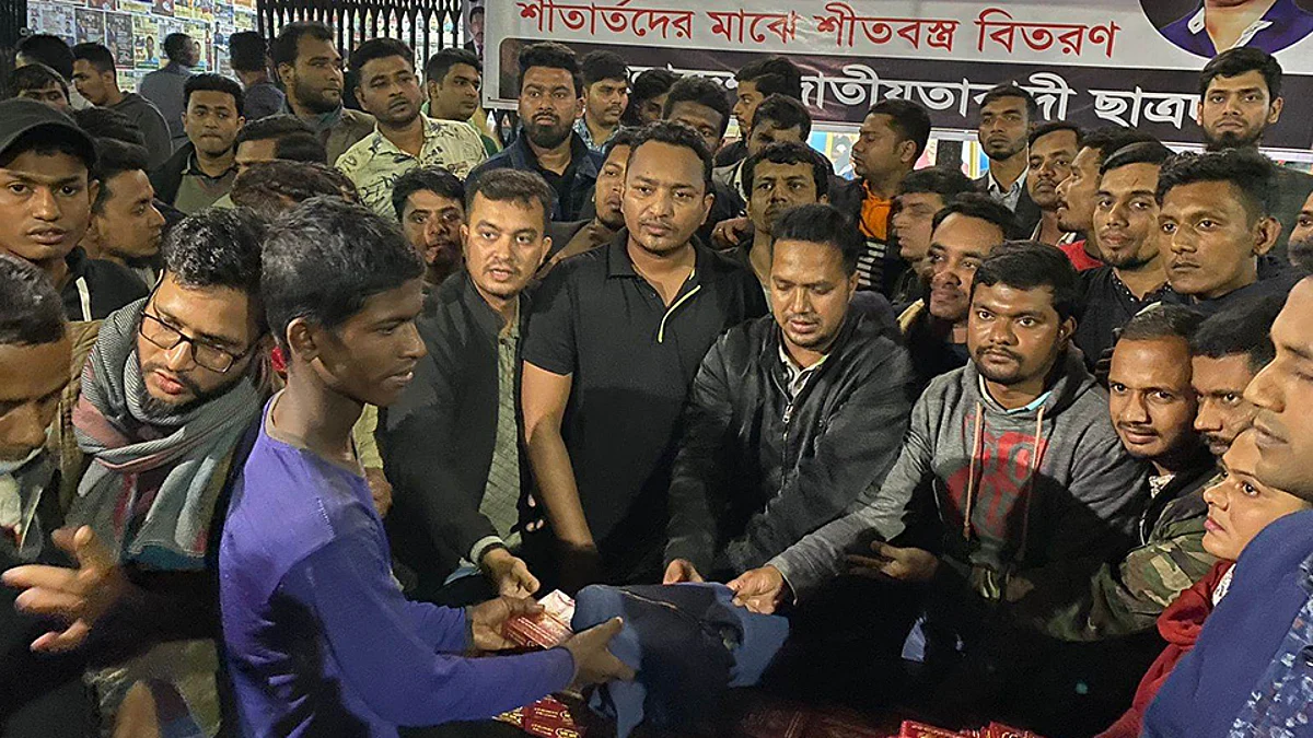 মঙ্গলবার কোকোর ৮ম মৃত্যুবার্ষিকীতে পথশিশুদের মাঝে শীতবস্ত্র ও খাবার বিতরণ করেছেন ছাত্রদলের নেতাকর্মীরা।