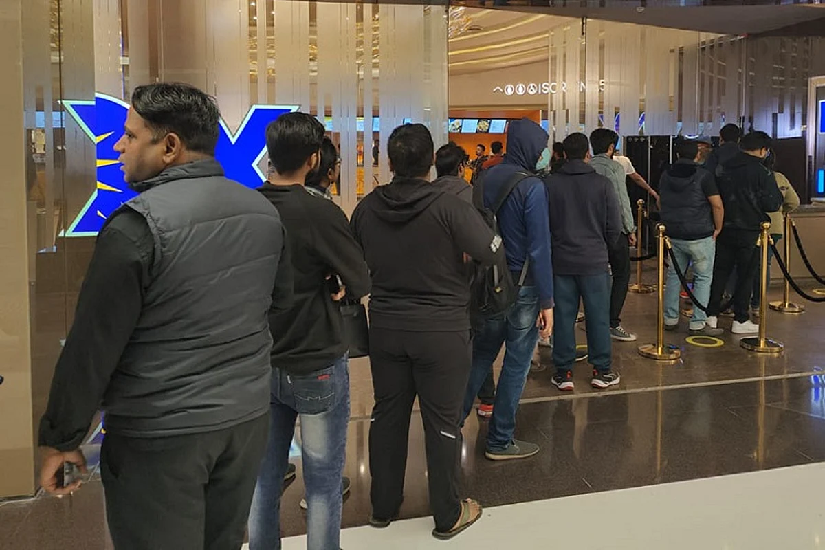 কলকাতার প্রেক্ষাগৃহ আইনক্সের সামনে দর্শকের ভিড়।