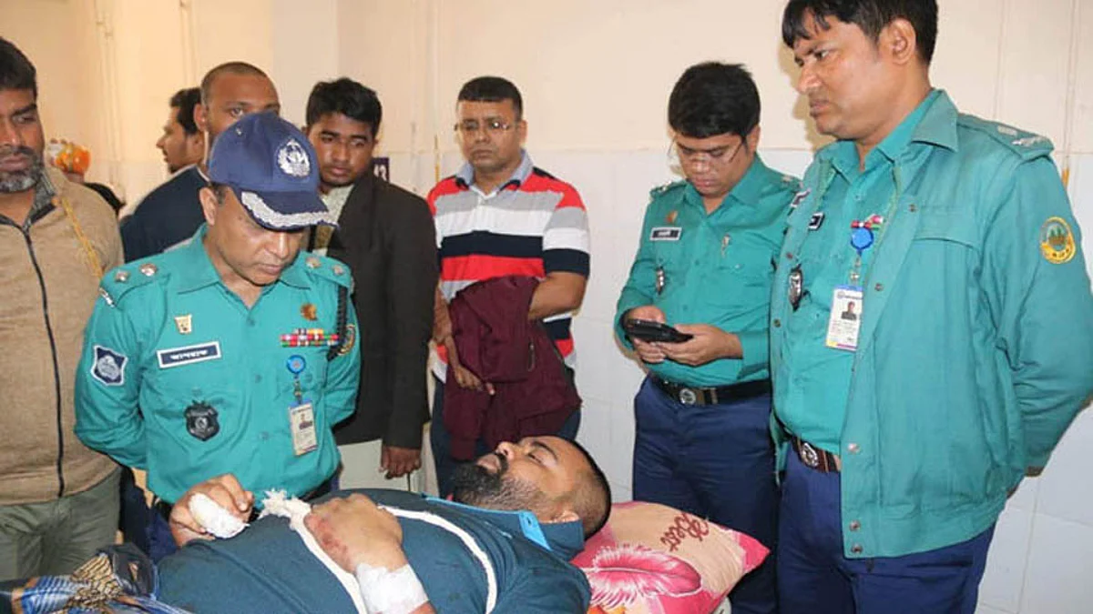 বরিশাল শের-ই-বাংলা মেডিকেলে কলেজ হাসপাতালে চিকিৎসাধীন ছাত্রলীগ নেতা মহিউদ্দীন আহমেদ।