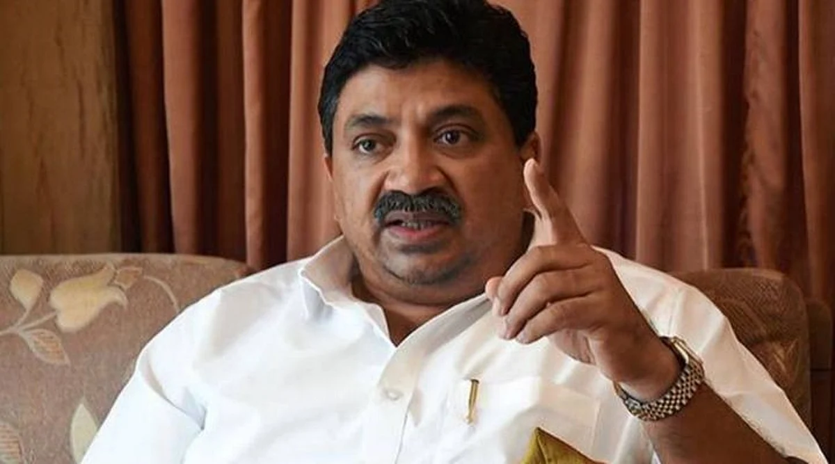நிதியமைச்சர் கையில் 2 வாட்ச்கள்: சென்டிமென்ட் காரணம்!