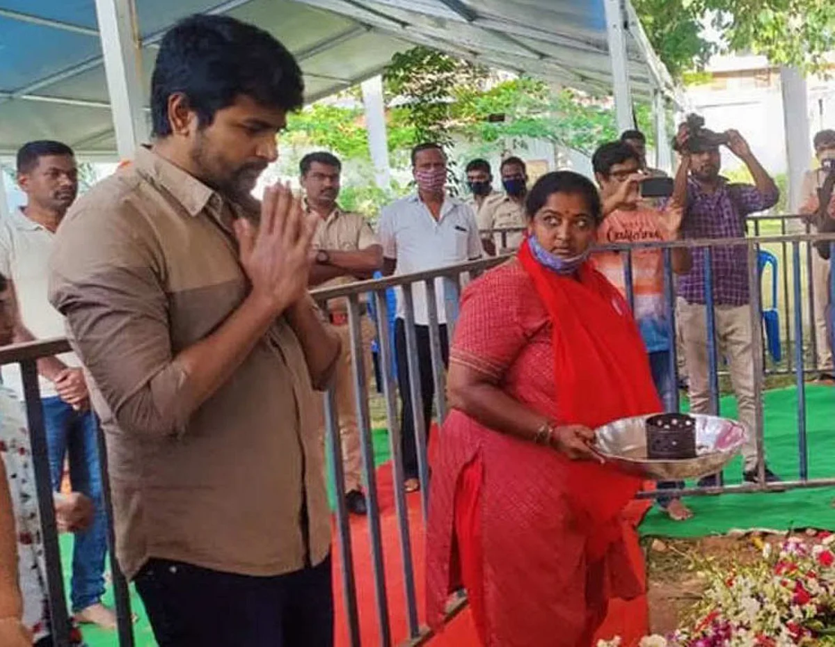 புனித் ராஜ்குமார் நினைவிடத்தில் நடிகர் சிவகார்த்திகேயன் அஞ்சலி!