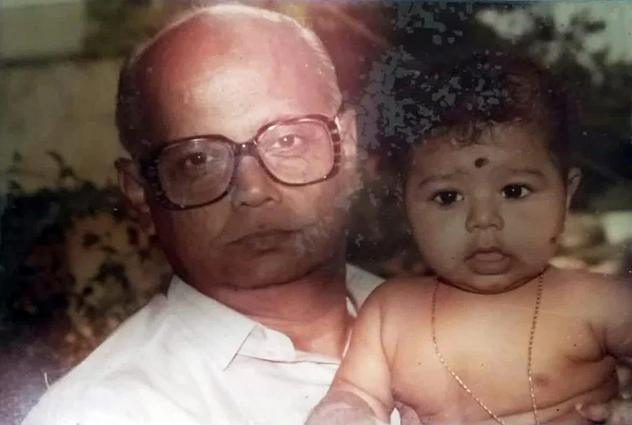 எனக்கு இனிதான் பேரன், பேத்தி வரவேண்டும். மேலே உள்ள போட்டோவில் என் பையன் சதீஷ்குமார், அவன் தாத்தா கிருஷ்ணமூர்த்தியுடன்.