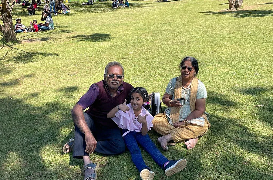தாத்தா பாண்டியன், பாட்டி ஷெண்பகபாண்டியன், பேத்தி சார்மிதா
