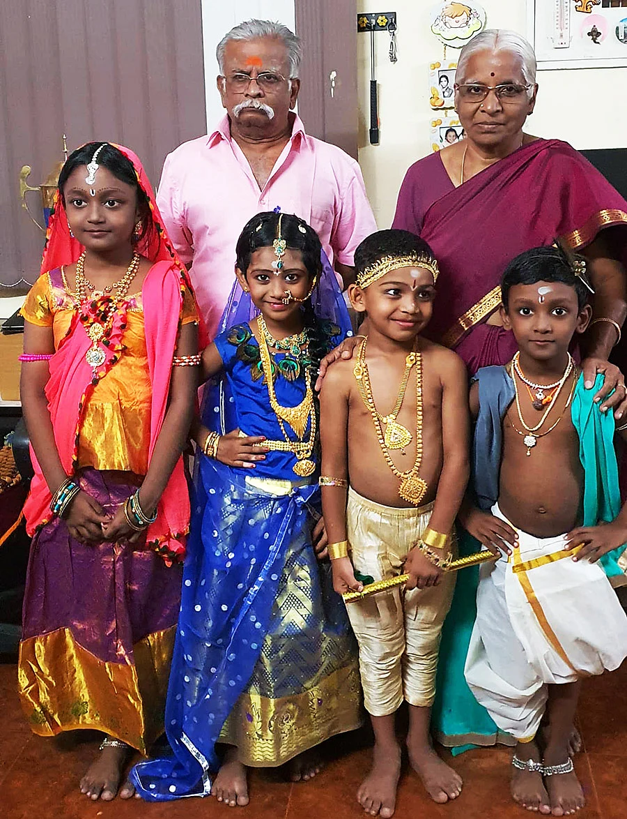 இடமிருந்து வலம் : அலமேலு, சுபஸ்ரீ, கௌதம், மணிகண்டனுடன் நாங்கள்…