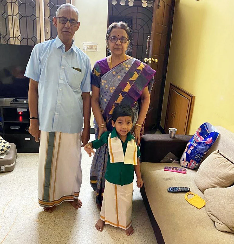 தாத்தா பெயர் : சம்பத் ராகவன், பாட்டி பெயர் : ஜெயலட்சுமி, பேரன் பெயர் : ஶ்ரீ யது
