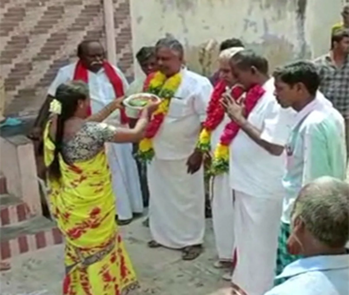 தமிழகத்தில் வெற்றி பெற்ற வார்டு கவுன்சிலர்கள்; இன்று பதவியேற்பு!
