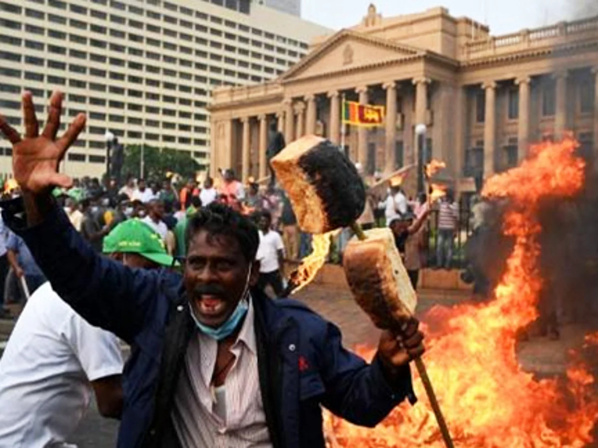நைஜீரியாவில் இருந்து வந்த விமானம்; இலங்கை அதிபர் வெளிநாடு தப்ப திட்டம்?