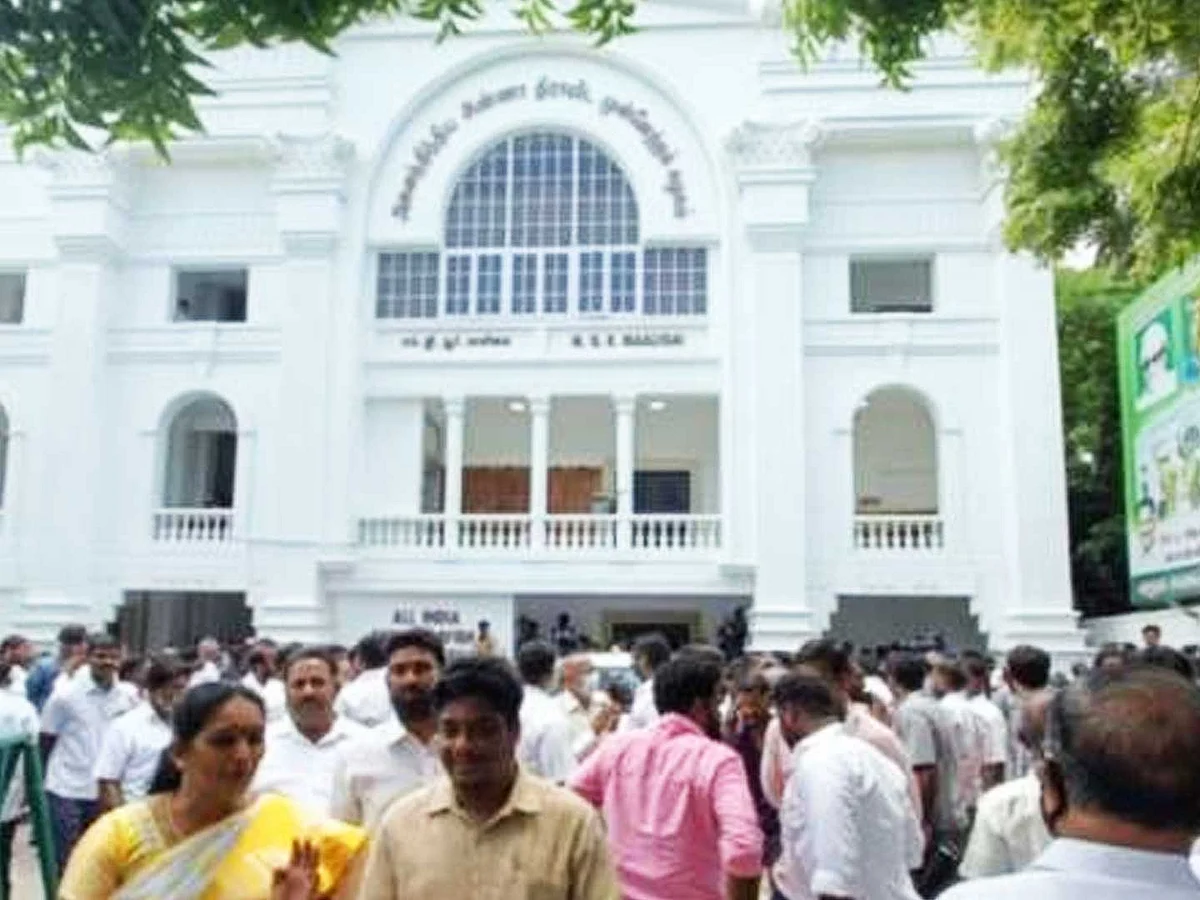 அதிமுக தலைமை அலுவலகத்துக்கு பூட்டு!