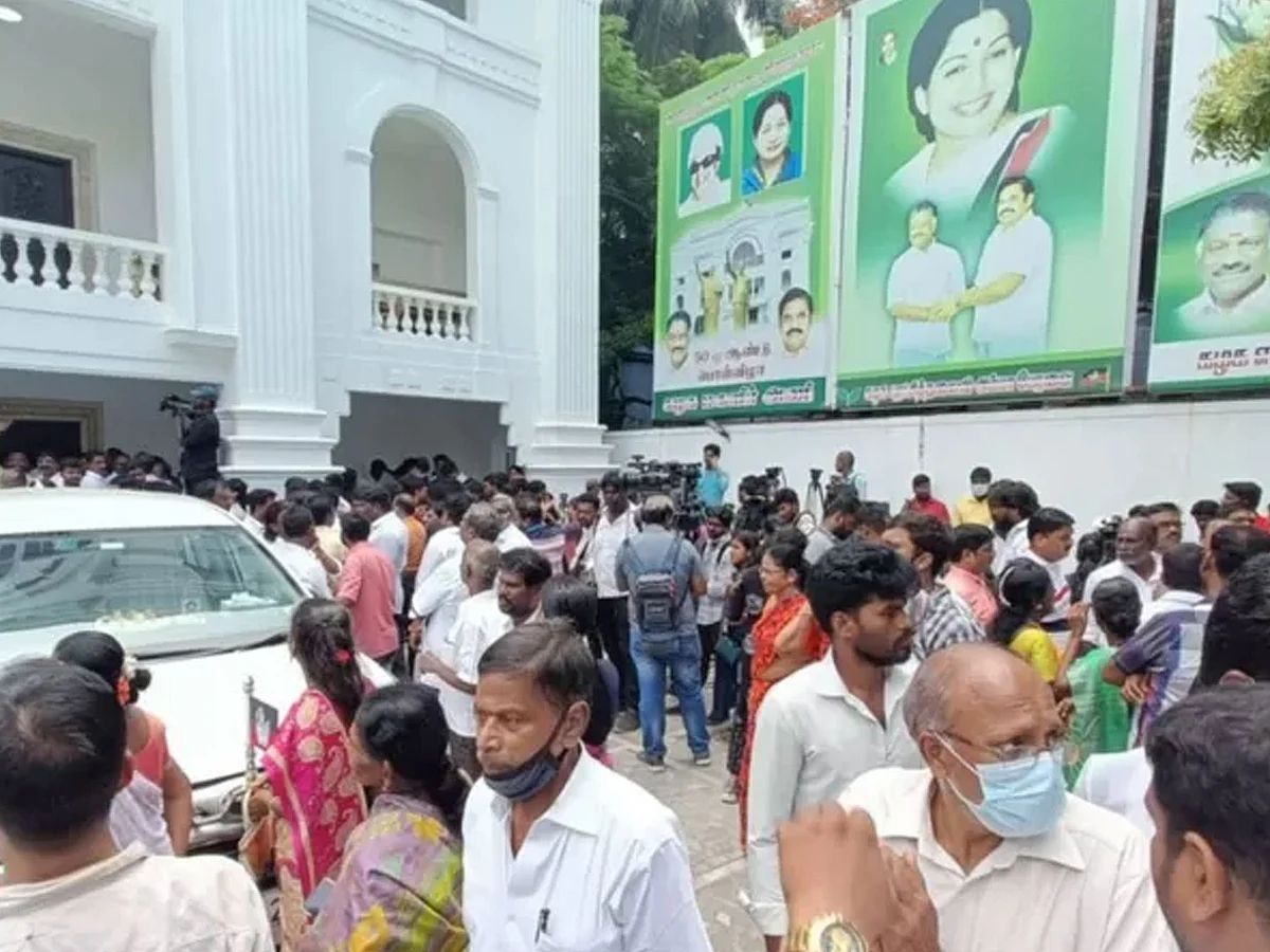 அதிமுக-வில் களேபரம்: 144 தடையுத்தரவு!