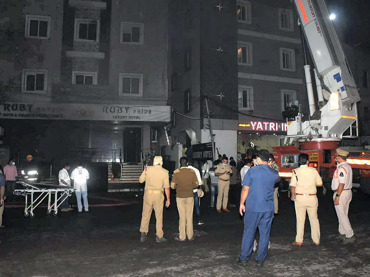 எலக்ட்ரிக் பைக் ஷோ ரூம் தீவிபத்து: பலர் பலி!