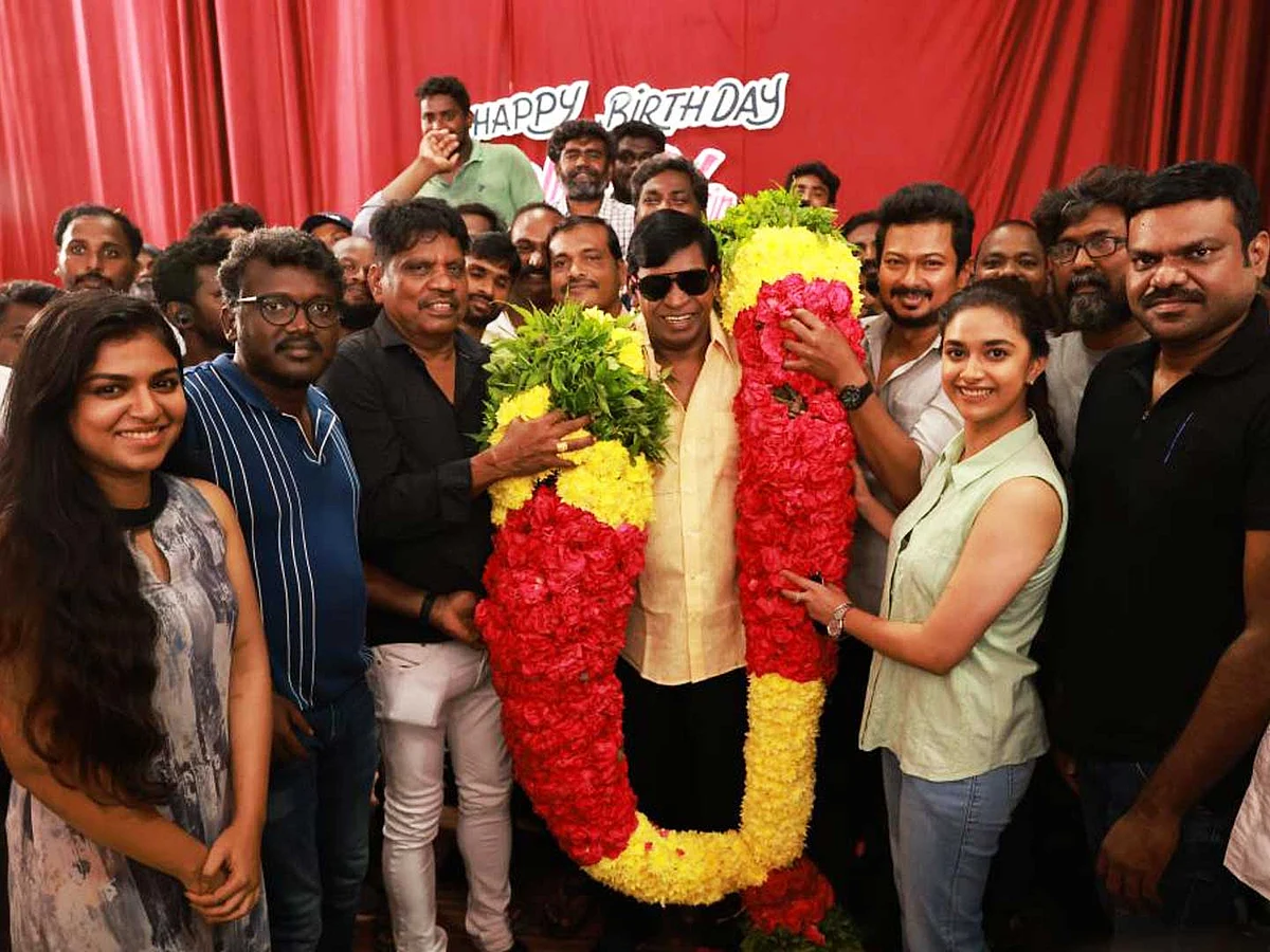 உதயநிதிக்கு கேக் ஊட்டிய நடிகர் வடிவேலு!
