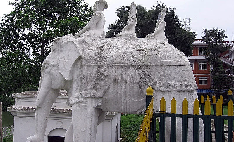 அழகிய வெள்ளை யானை சிற்பம்