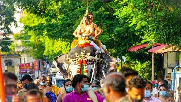 ஸ்ரீரங்கனுக்கு யானை மீது காவிரி தீர்த்தம்