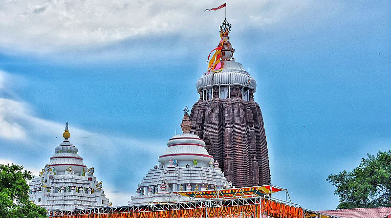 கோபுரத்தின் உச்சியில சுதர்சன சக்கரம்