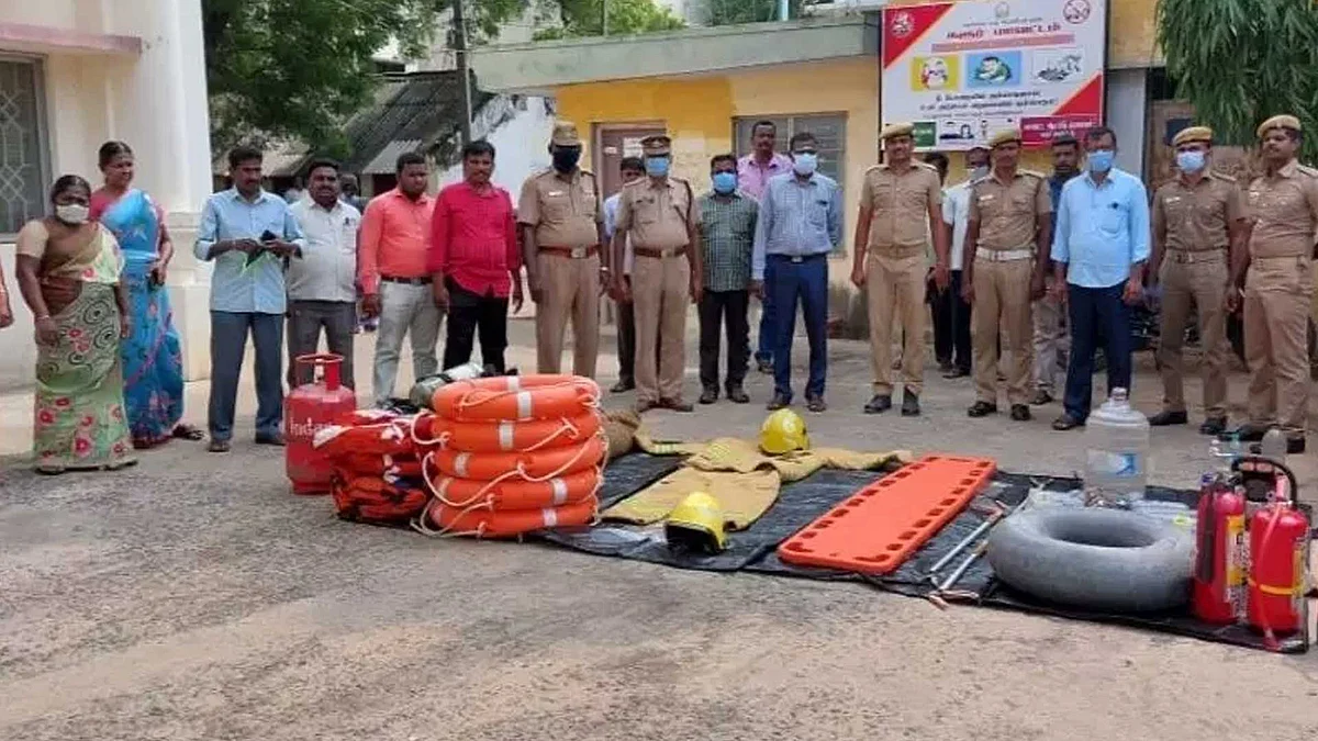 தீயணைப்புத்துறையினர்