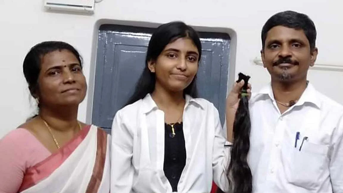 தாய், தந்தையுடன் கீர்த்தனா