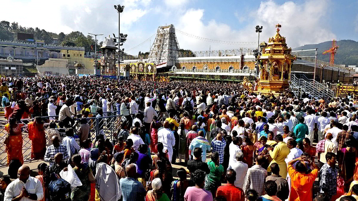 திருப்பதியில் அலைமோதிய கூட்டம்.. இலவச தரிசன டோக்கன் ரத்து!