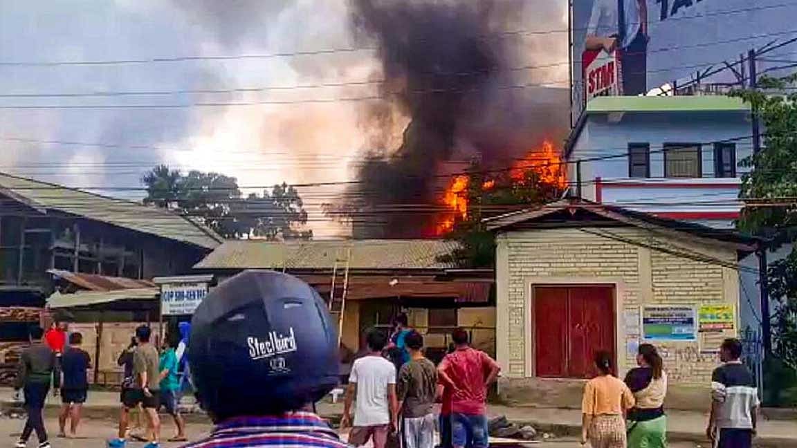மணிப்பூரில் மீண்டும் வன்முறை: 3 பேர் பலி,வீடுகளுக்கு தீவைப்பு!
