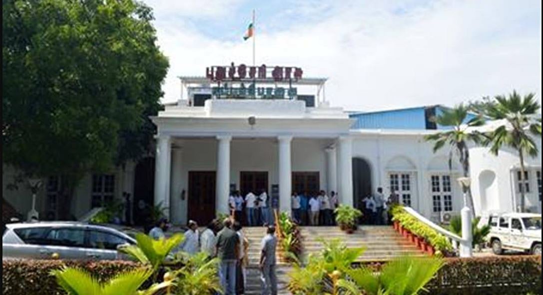 பாஜக கூட்டணி அரசுகளுக்கு எதிராக: புதுச்சேரி சட்டமன்றத்தை முற்றுகையிட்ட அதிமுக!