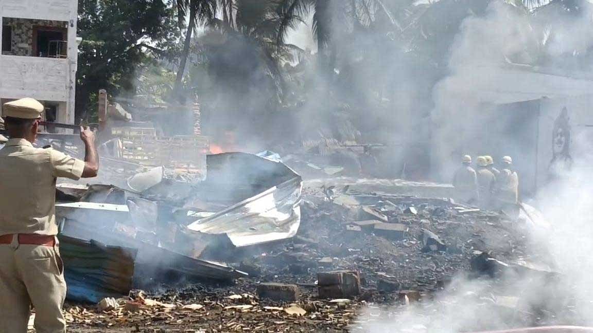 கிருஷ்ணகிரி பட்டாசு குடோனில் பயங்கர வெடி விபத்து.. 7 பேர் பலி!