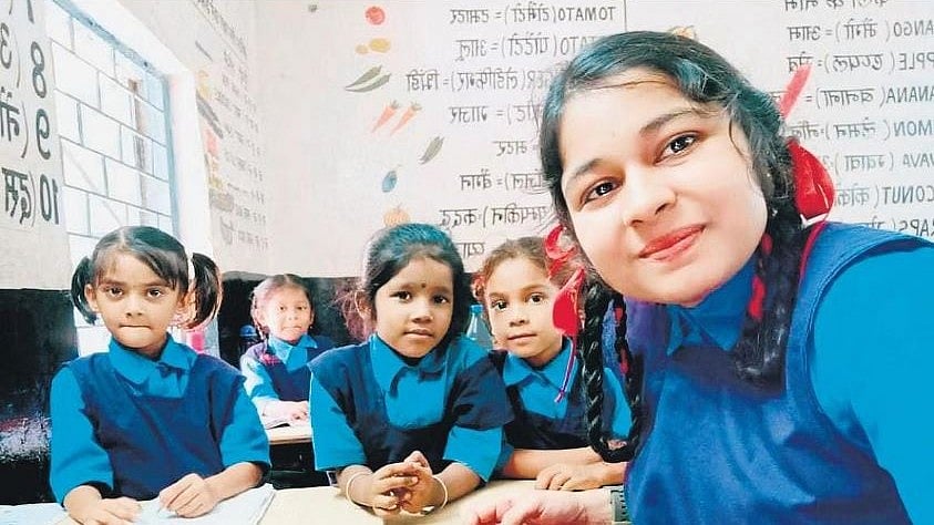 மாணவிகளைப் போல சீருடை அணிந்து வந்து வகுப்பில் பாடம் நடத்தும் ஆசிரியை!

