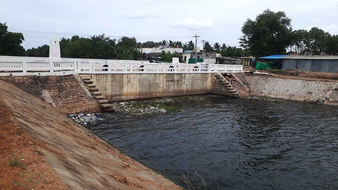 மனித உழைப்பால் மட்டுமே வெட்டப்பட்ட வாய்க்கால்...!! 