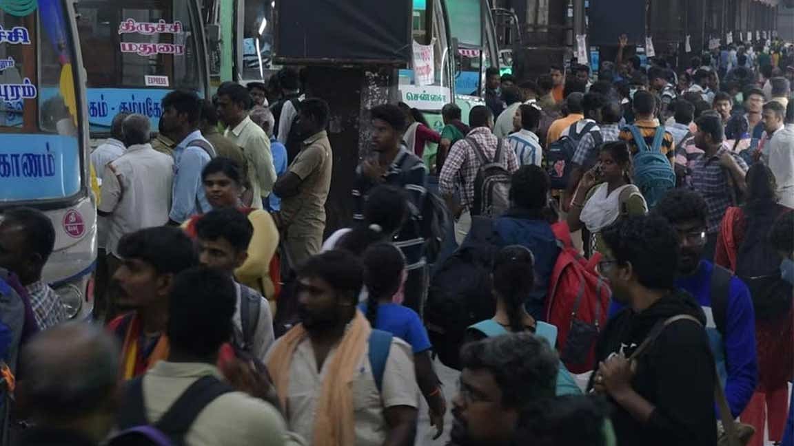 தொடர் விடுமுறை.. கோயம்பேட்டில் அலைமோதிய கூட்டம்!
