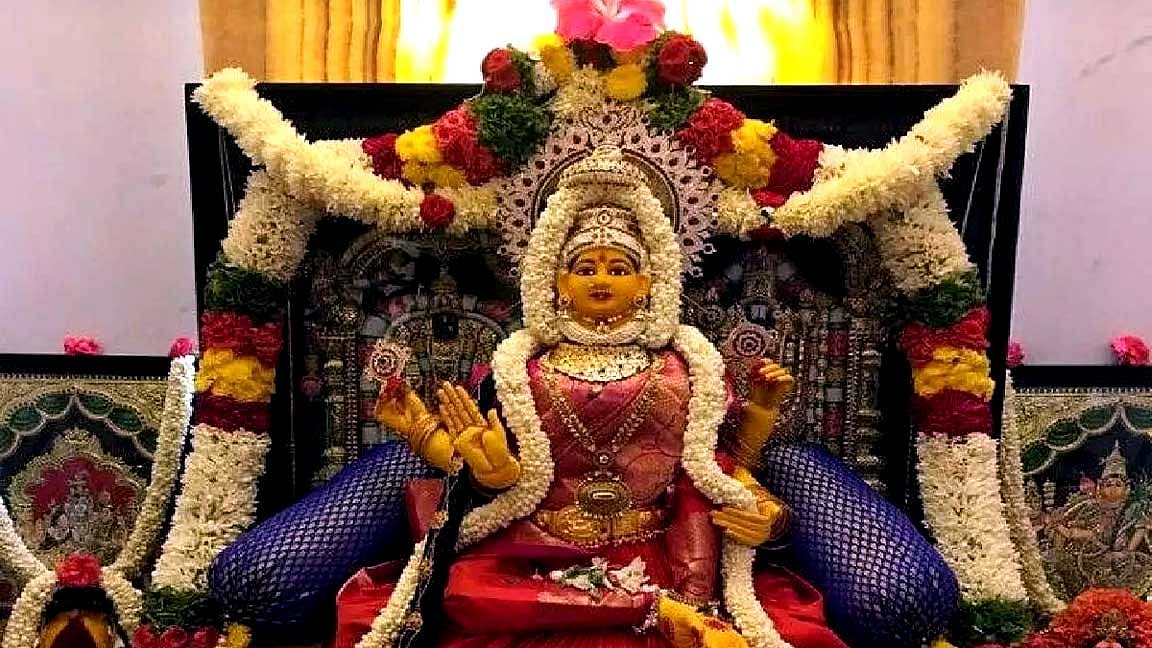 அஷ்ட ஐஸ்வர்யங்களும் பெருக வேண்டி நோன்பு இருக்கும் நாள் வரலட்சுமி விரதம்!