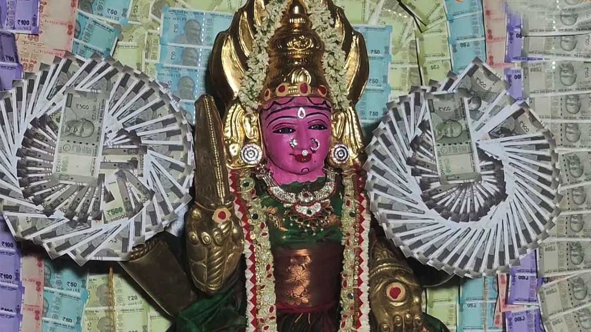 ரூபாய் நோட்டு அலங்காரத்தில் கவுண்டம்பாளையம் பரஞ்சோதி மாரியம்மன்!