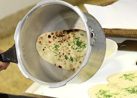 அவன் இல்லையா? கவலைவேண்டாம் இனி குக்கரிலே தந்தூரி ரொட்டி செய்யலாம்!