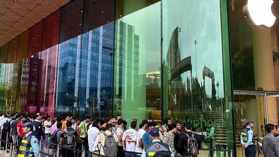 டெல்லி, மும்பையில் விற்பனைக்கு வந்தது ஆப்பிள் ஐபோன் 15 சீரிஸ்.. முந்தியடித்த கூட்டம்!