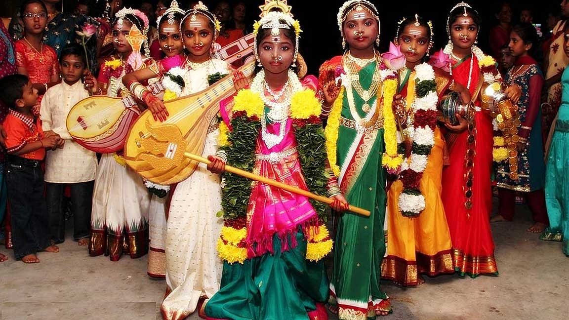 நவராத்திரியின் ஒன்பது நாட்களும் சிறுமிகளை அழைத்து கொடுக்க வேண்டியவைகள் என்னென்ன தெரியுமா?
