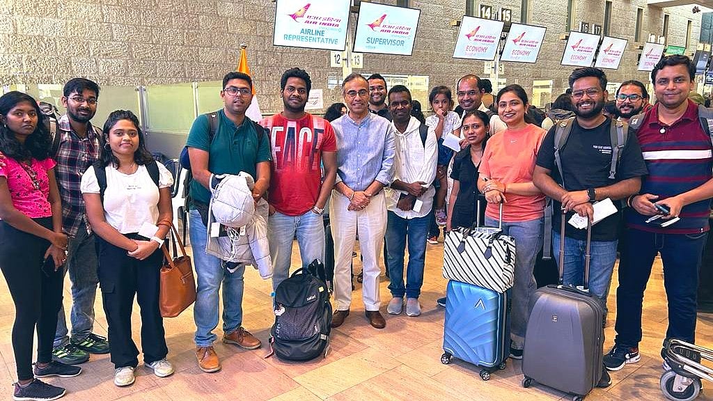 “கடந்த 5 நாட்களாக பீதியில் உறைந்திருந்தோம்” நாடு  திரும்பிய மாணவர்கள் உருக்கம்!