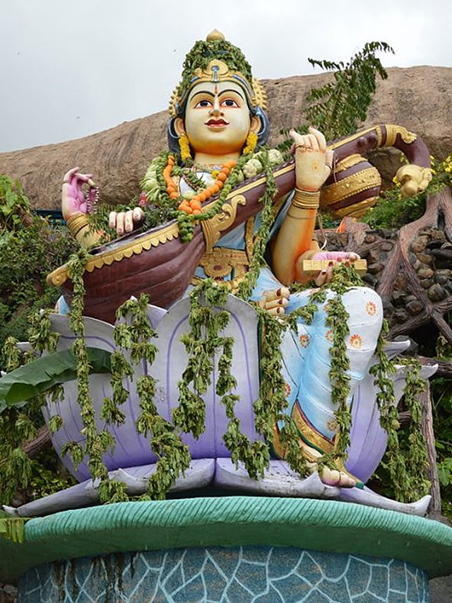 சரஸ்வதி தேவிக்கு சிறப்பு பூஜைகள்!