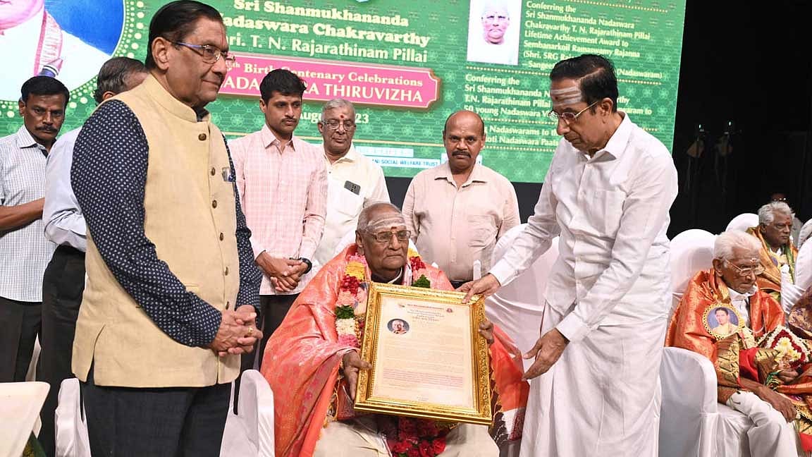 வாழ்நாள் சாதனையாளர் விருதுபெற்ற 
ராஜ வாத்திய கலைஞர் 
செம்பனார்கோவில் ராஜண்ணா!
