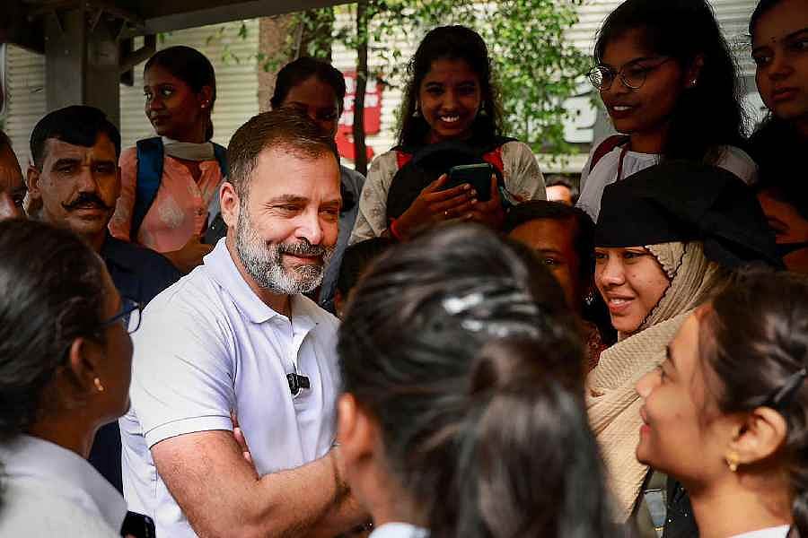 திருமணம் குறித்து மாணவிகள் கேள்வி? சுவாரஸ்யமான பதில் அளித்த ராகுல்காந்தி!

