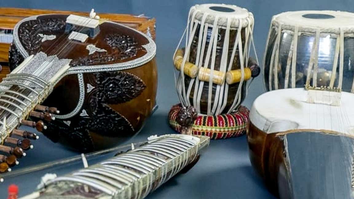 மரத்தினால் செய்யப்பட்ட இசைக்கருவிகளை சரஸ்வதியாக பாவிப்பது ஏன்?