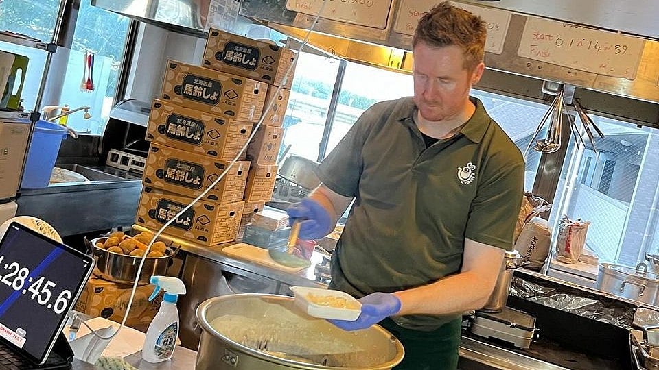 120  மணி நேரம் தொடர்ந்து சமையல் செய்து அயர்லாந்து கலைஞர் சாதனை!