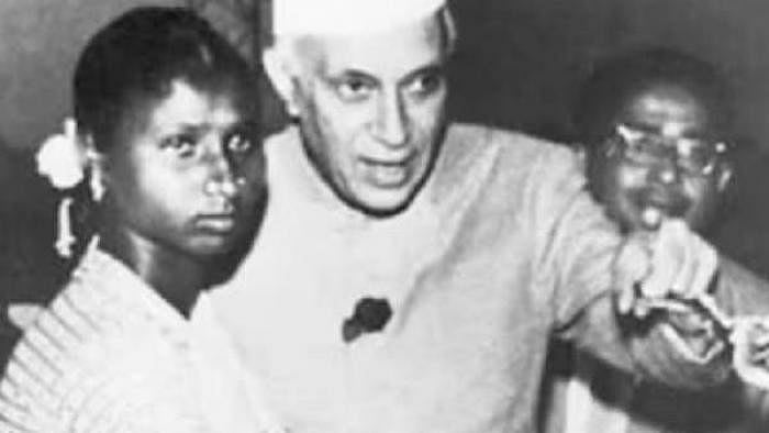 வைரலாகும் நேருவின் “பழங்குடியின மனைவி” புத்னி மஞ்சியாவின் கதை.. யார் இவர்? உண்மையில் நடந்தது என்ன?

