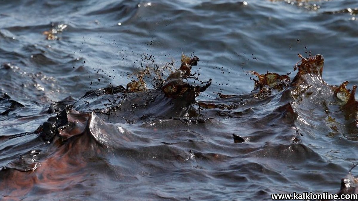 புயலால் சென்னை கடலில் கலந்த கச்சா எண்ணெய்!